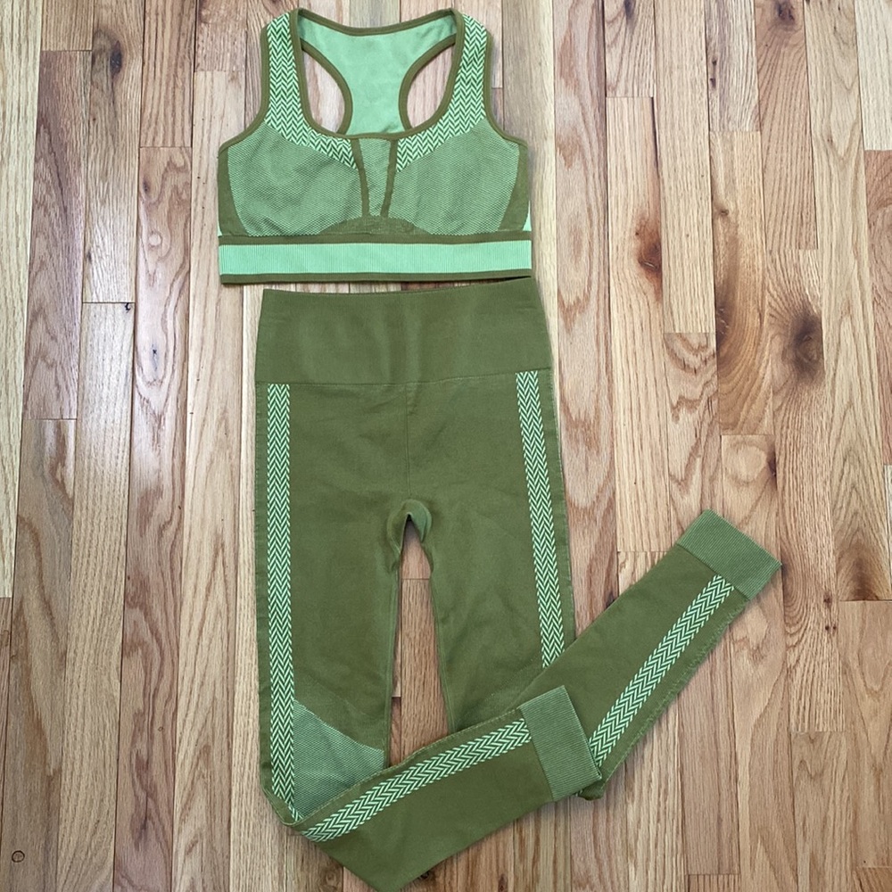 FABLETICS SEAMLESS TWO PIECE SET BIANCA BRA AND LEGGINGS SIZE MEDIUM CHEVRON